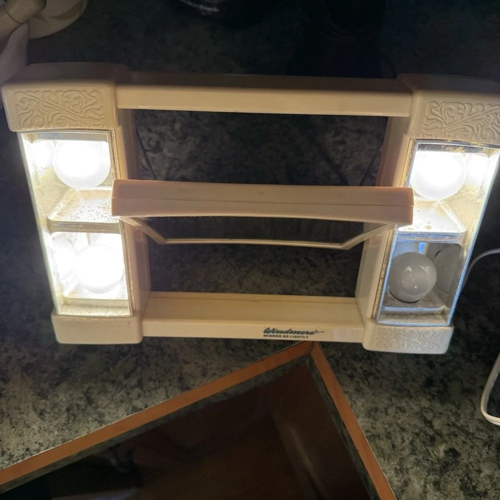 Windmere  Lighted Beige Vintage Tabletop Make-up Mirror Rectangular